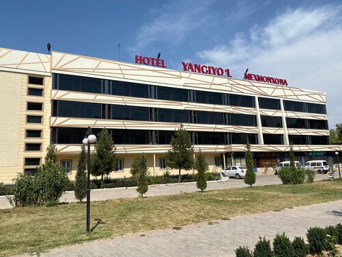 Playboyda yalangoch sargish telefonlar