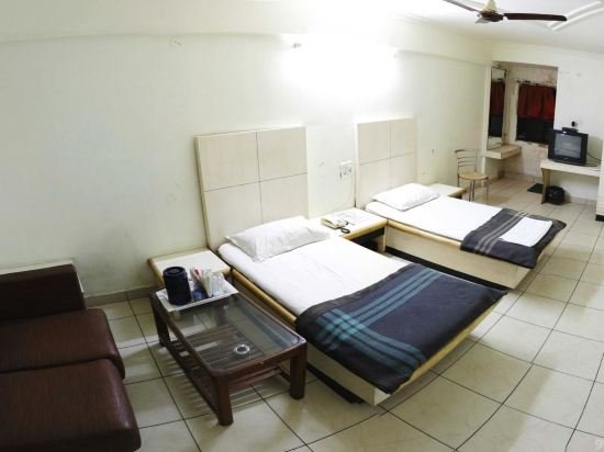 Фото Lals Plaza Hotel