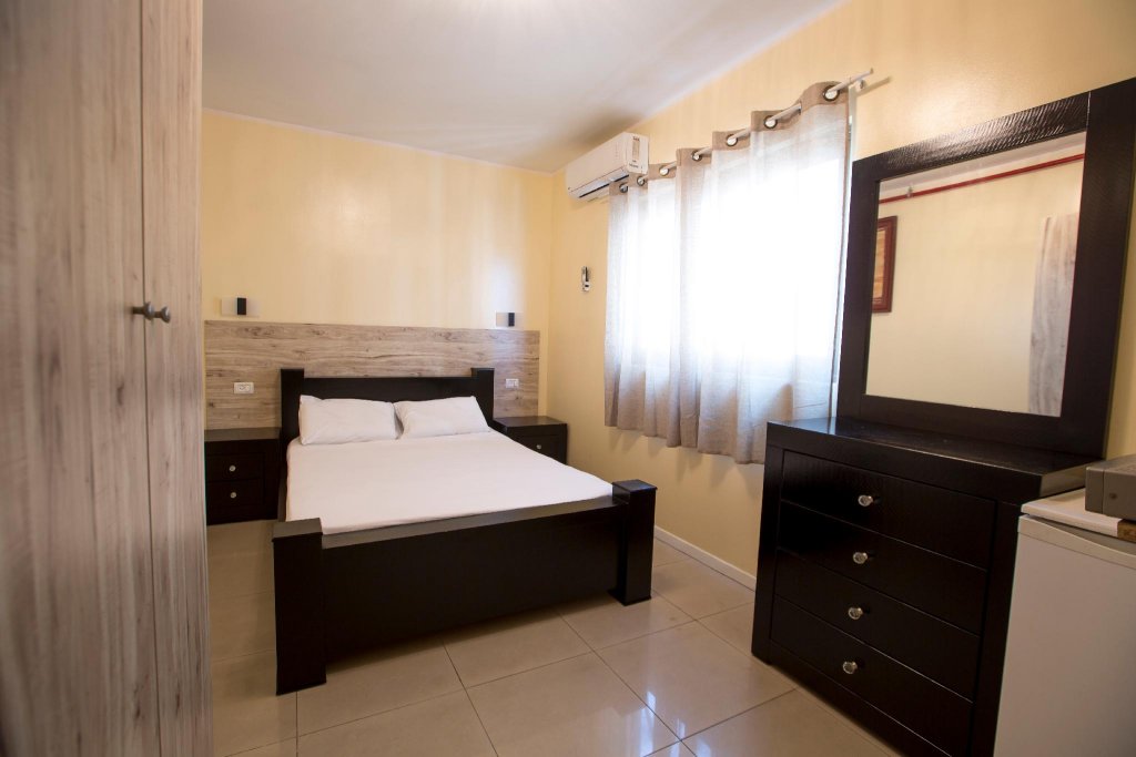 Фото Laguardia Hotel