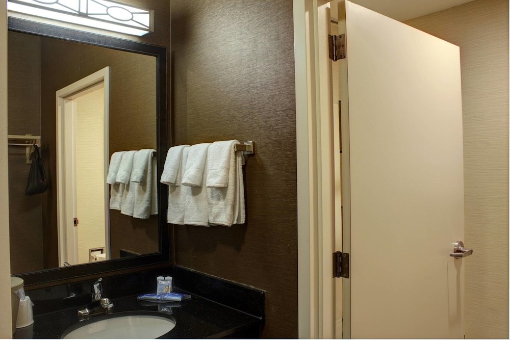 Фото Comfort Inn & Suites North Dallas - Addison