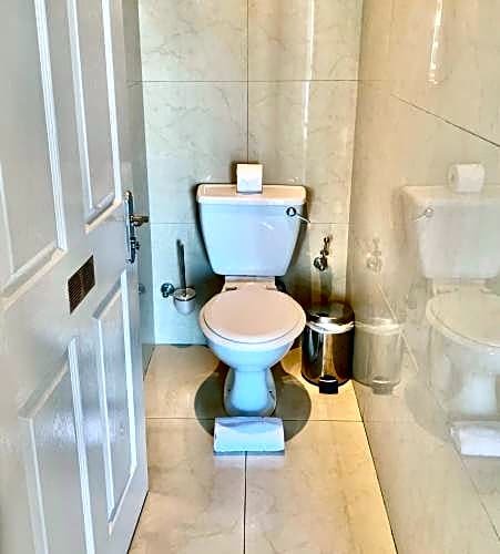 Фото The Charles Cafe & Rooms