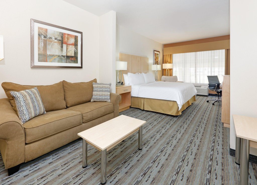 Фото Holiday Inn Express & Suites San Antonio Se by At&t Center, an Ihg Hotel