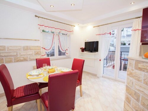 Гостиница Spacious Apartment in Slatine With Terrace