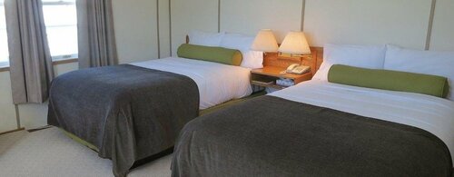 Гостиница Triple J Hotel & Cabins в Доусоне