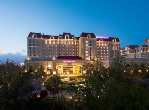Фото Crowne Plaza Qingdao Oriental Movie Metropolis, an Ihg Hotel