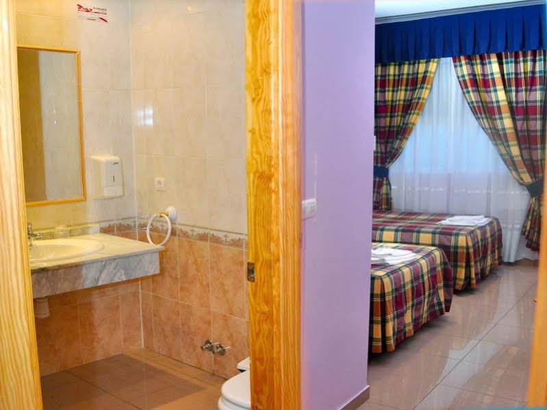 Фото Hostal Valdepeñas by Bossh Hotels
