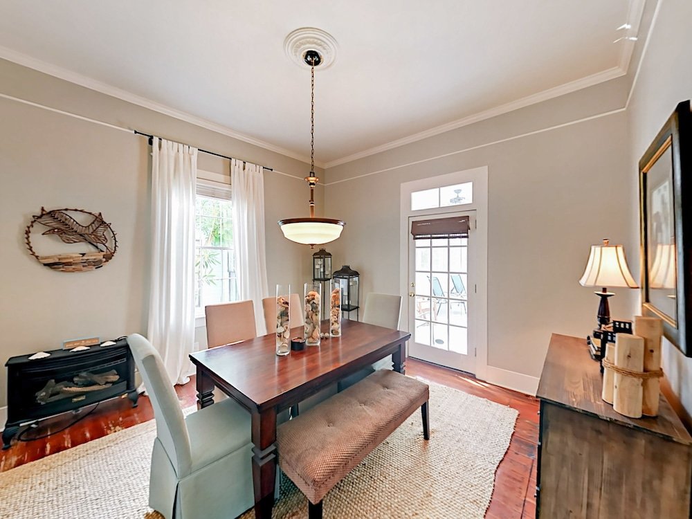 Фото 1812 Avenue L Cabin 3 Bedrooms 2 Bathrooms Cabin