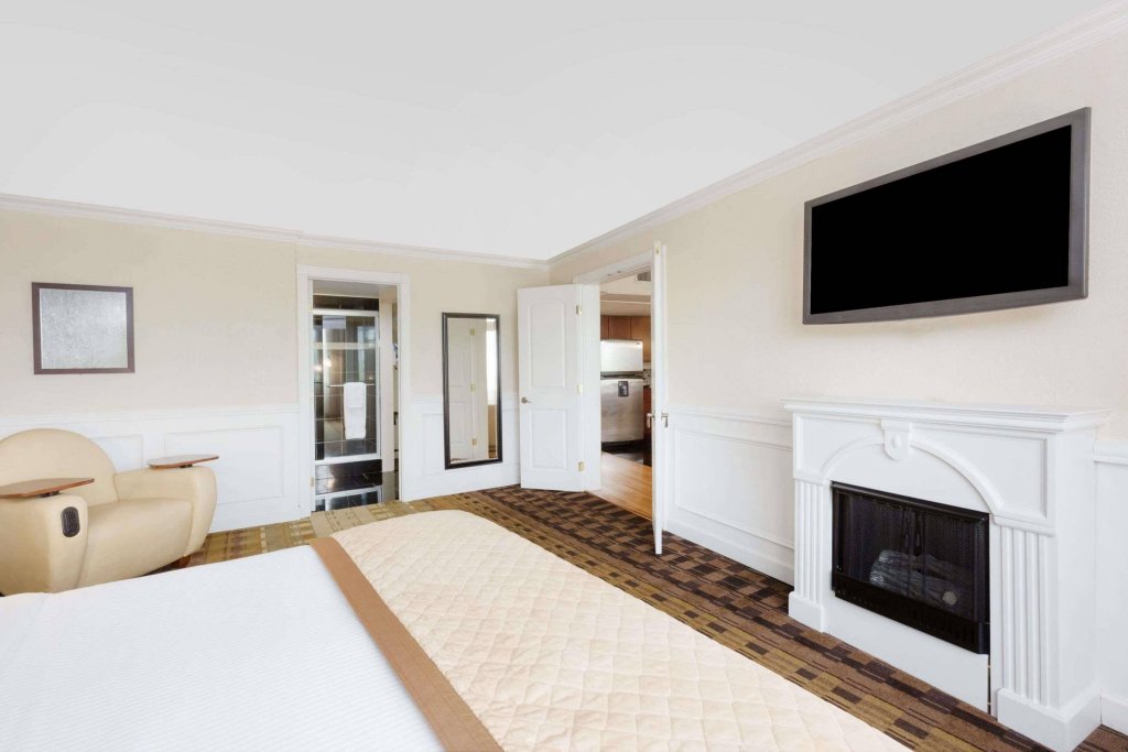 Фото Clarion Hotel & Suites