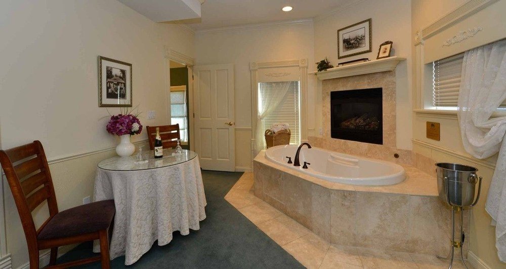 Фото The Anniversary Inn Logan