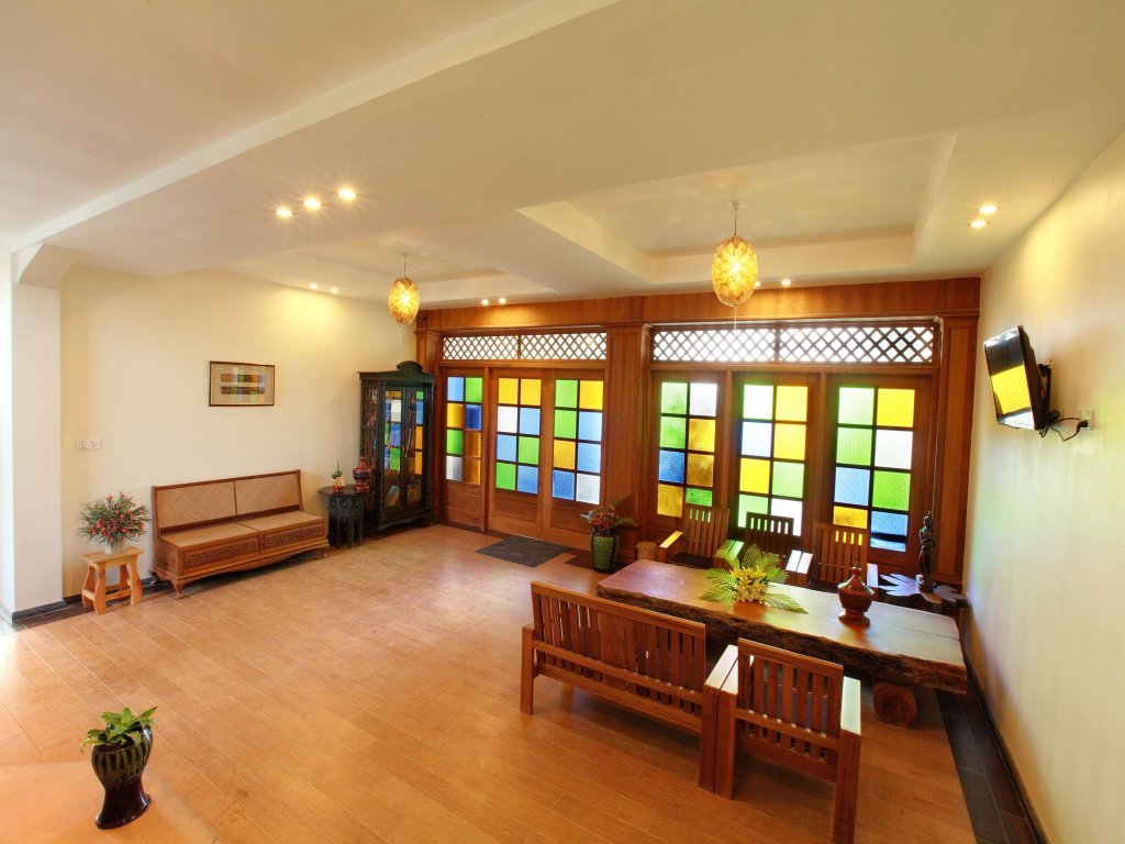 Фото A little bit of Mandalay Tavern