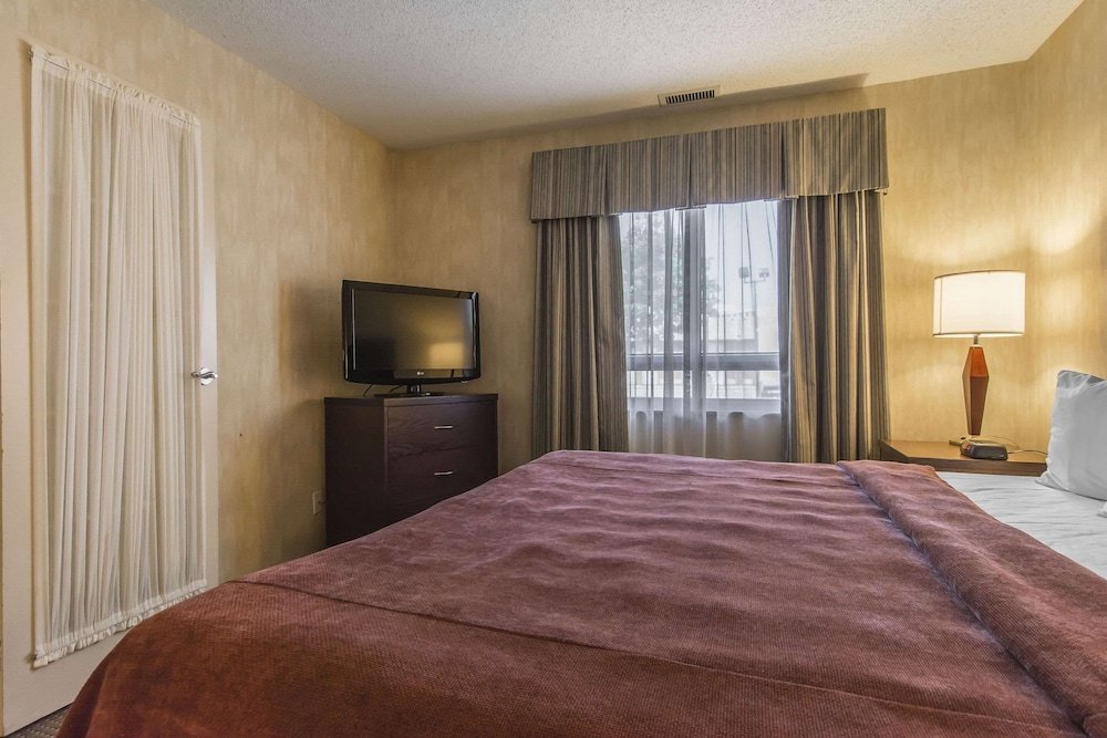 Фото Quality Suites Laval