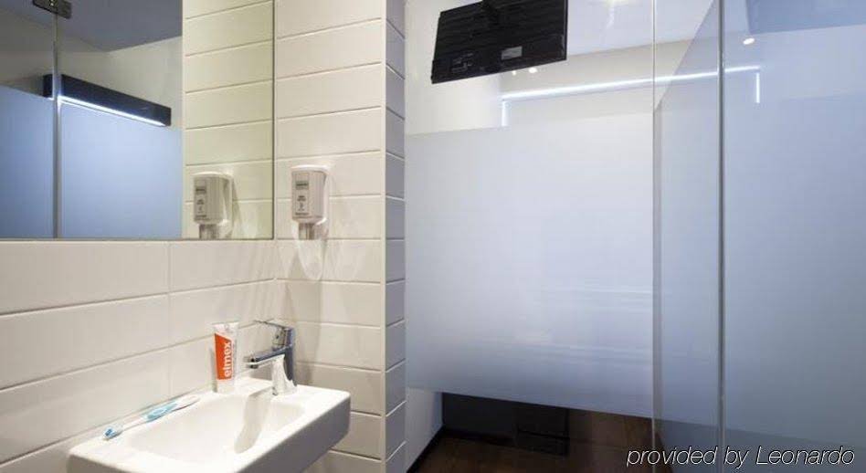 Фото EasyHotel Amsterdam City Centre South