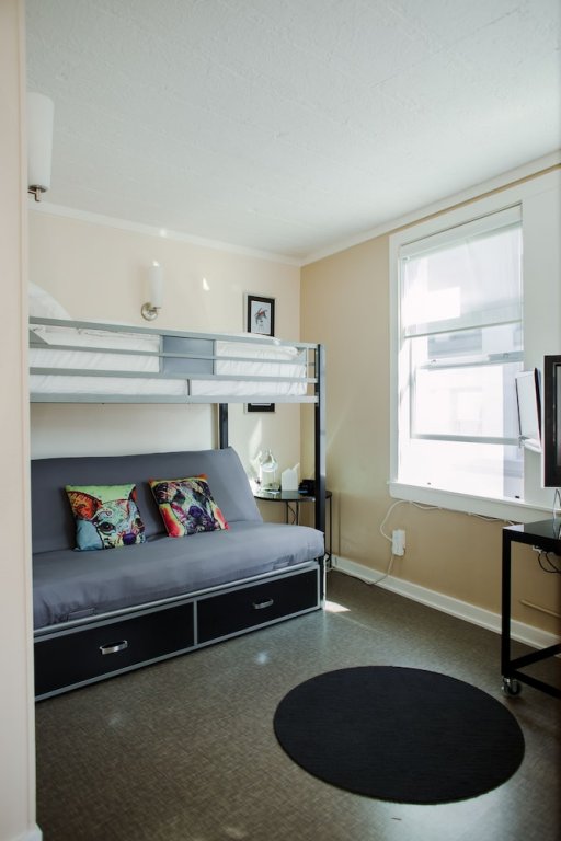 Фото Silverbow Inn Hotel & Suites