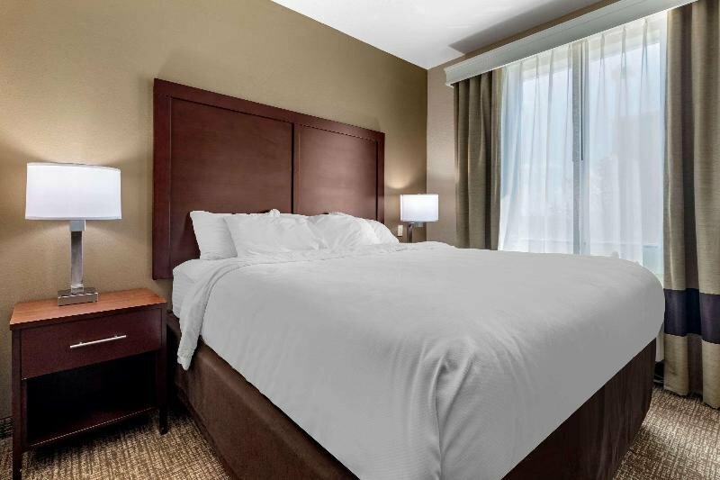 Гостиница Comfort Suites Plano - Dallas North в Плано