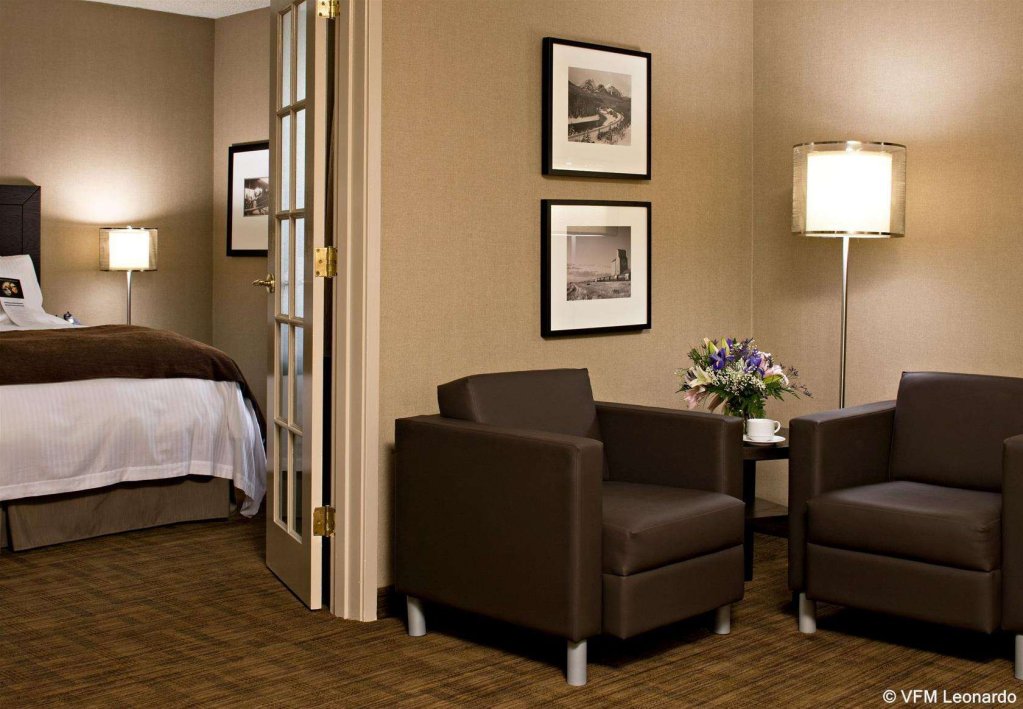 Фото Delta Hotels Calgary Airport In Terminal