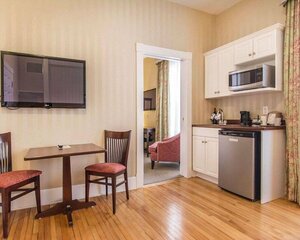 Гостиница Quality Inn & x26; Suites Downtown