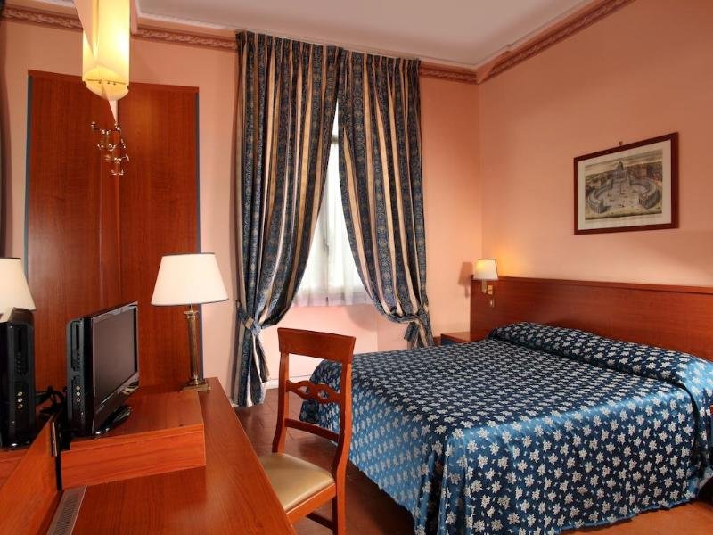 Фото Hotel Portamaggiore