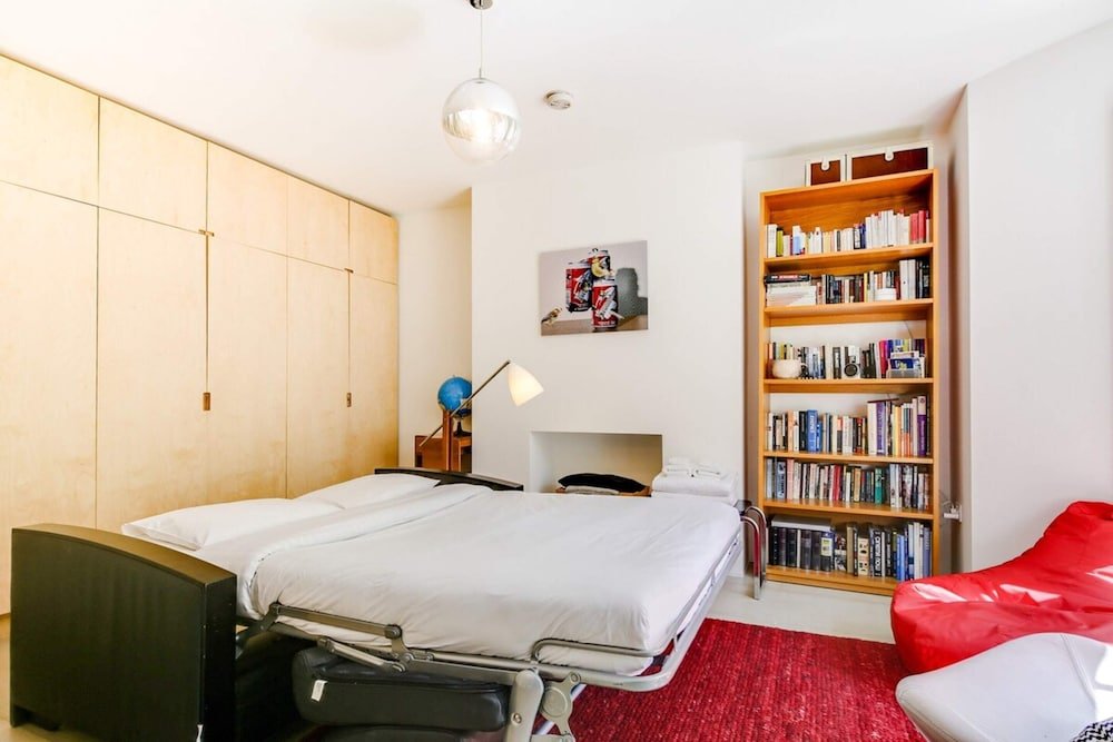 Фото Lovely Victorian Flat for 6 in Stoke Newington