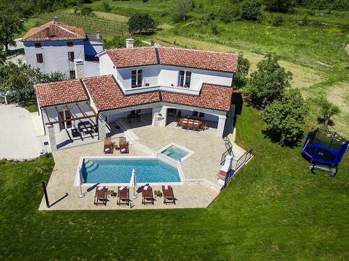 Гостиница Lavish Villa in Vižinada with Swimming Pool & Hot Tub