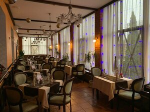 Metropol (ulitsa Karla Marksa, 1) ، مطعم