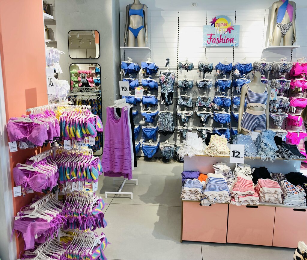 Clothing store Tezenis, Naples, photo