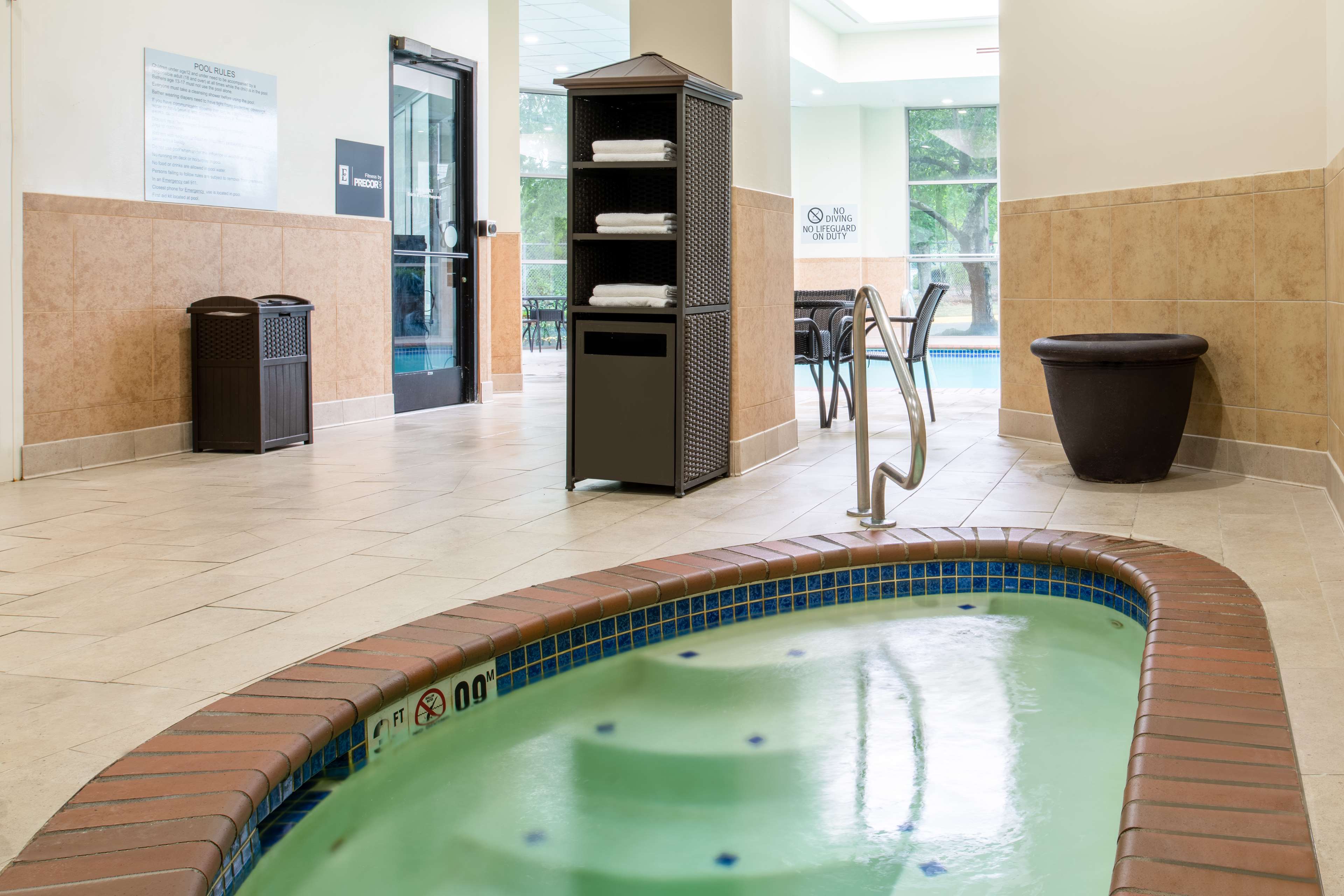 Фото Embassy Suites by Hilton Seattle Tacoma International Airport