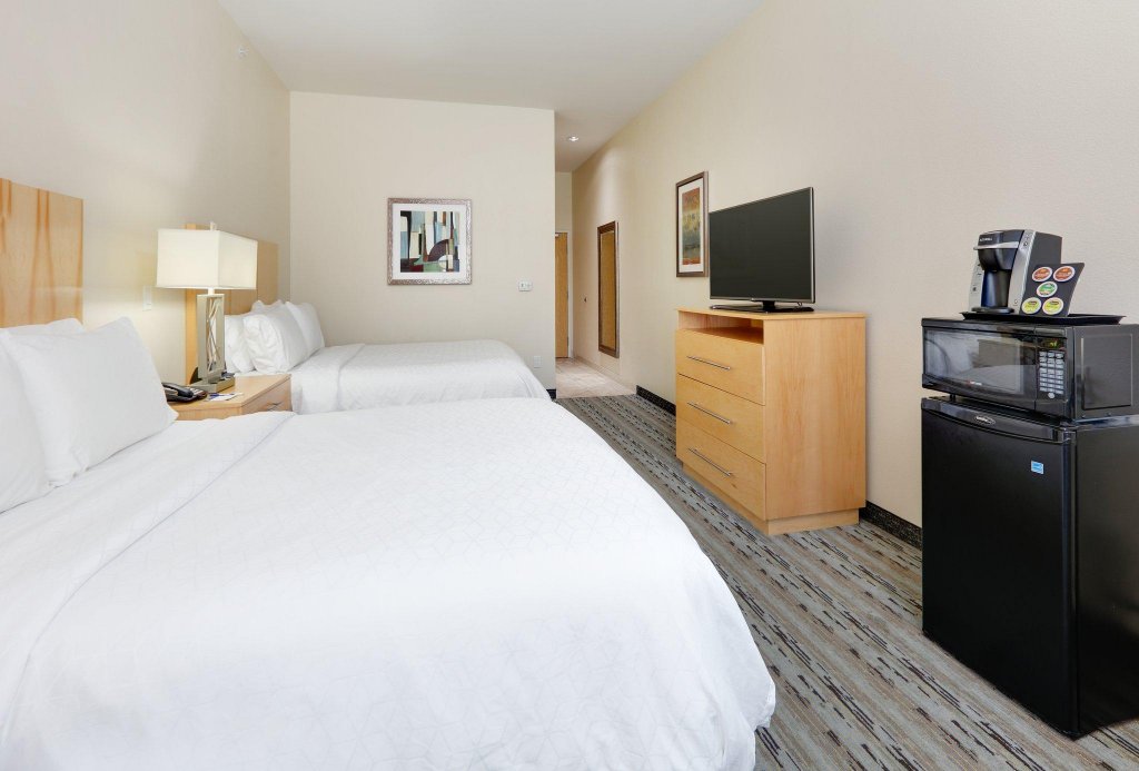 Фото Holiday Inn Express & Suites San Antonio Se by At&t Center, an Ihg Hotel