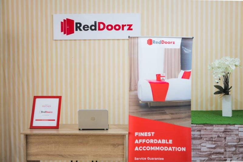 Фото RedDoorz near Plaza Araya 2