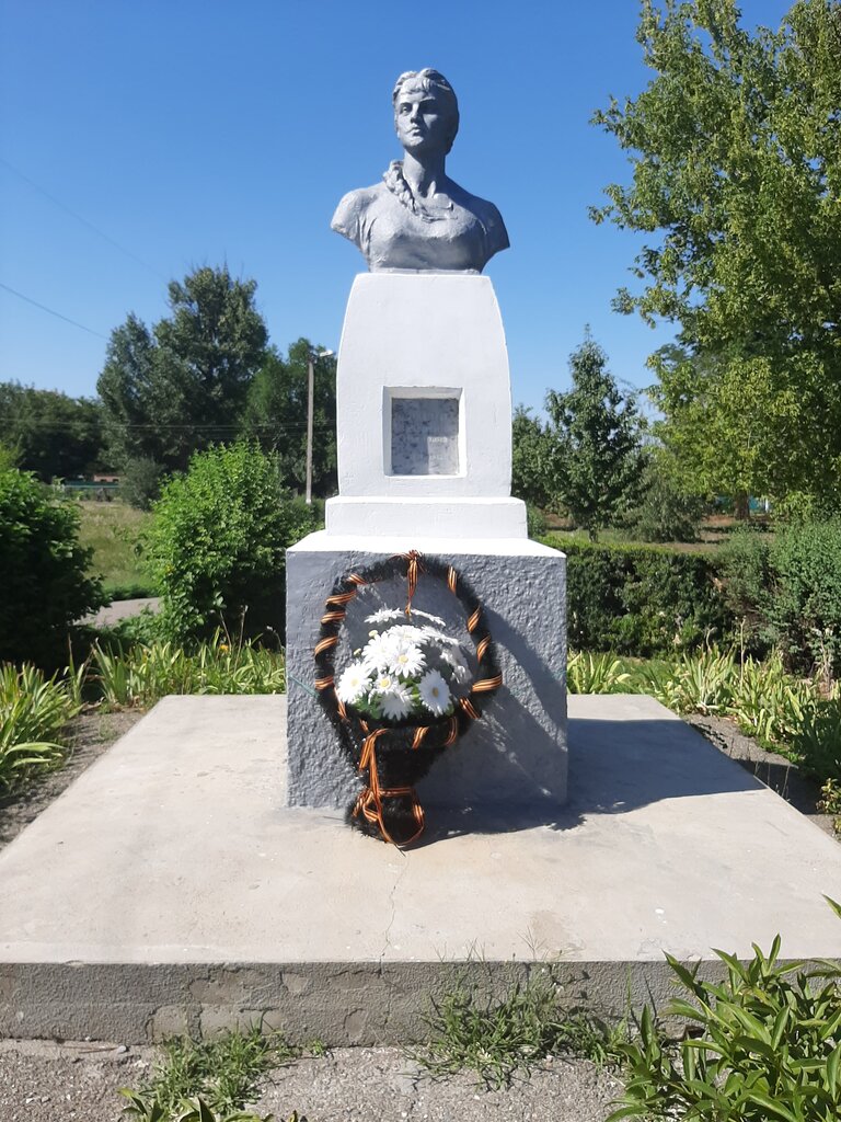 Памятник, мемориал Могила комсомолки в. Герасиной, погибшей от рук фашистов 12 января 1943 г., Ставропольский край, фото