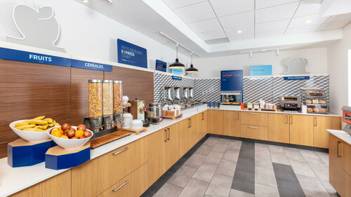 Внешний вид отеля Holiday Inn Express Quebec City - Sainte Foy в Квебеке, фото 1