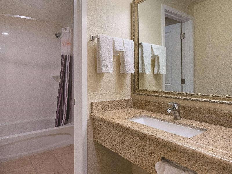 Фото La Quinta Inn & Suites by Wyndham Portland Nw