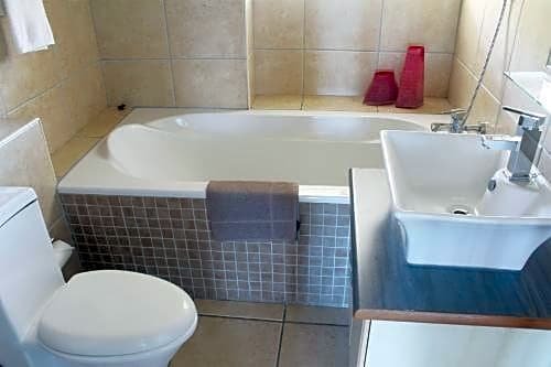 Фото Oceans Hotel & Self Catering