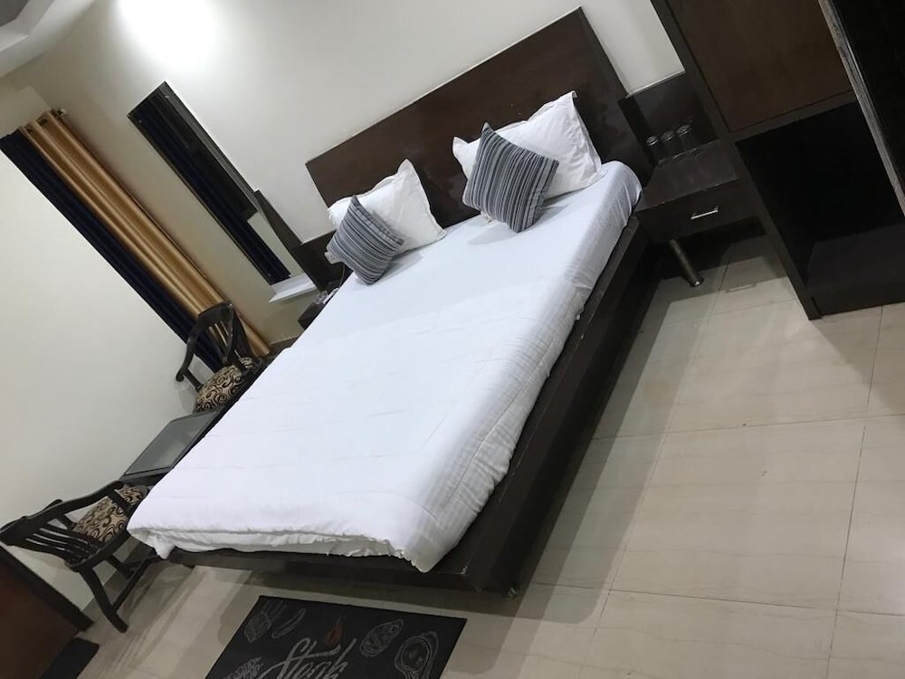 Фото Oyo 14710 Hotel Pallvi Palace