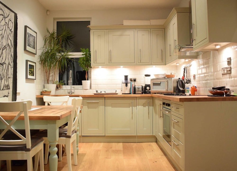 Фото Charming 1 Bed Near Tube with Parking Permit