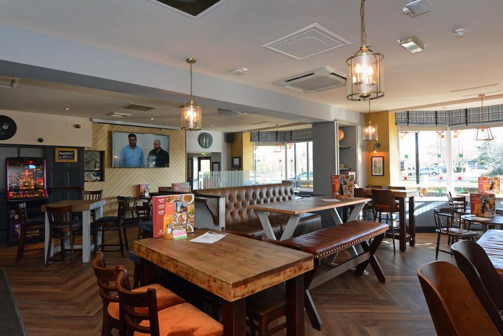 Фото Farmhouse Innlodge by Greene King Inns