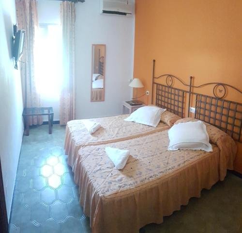 Фото Hostal Los Arcos