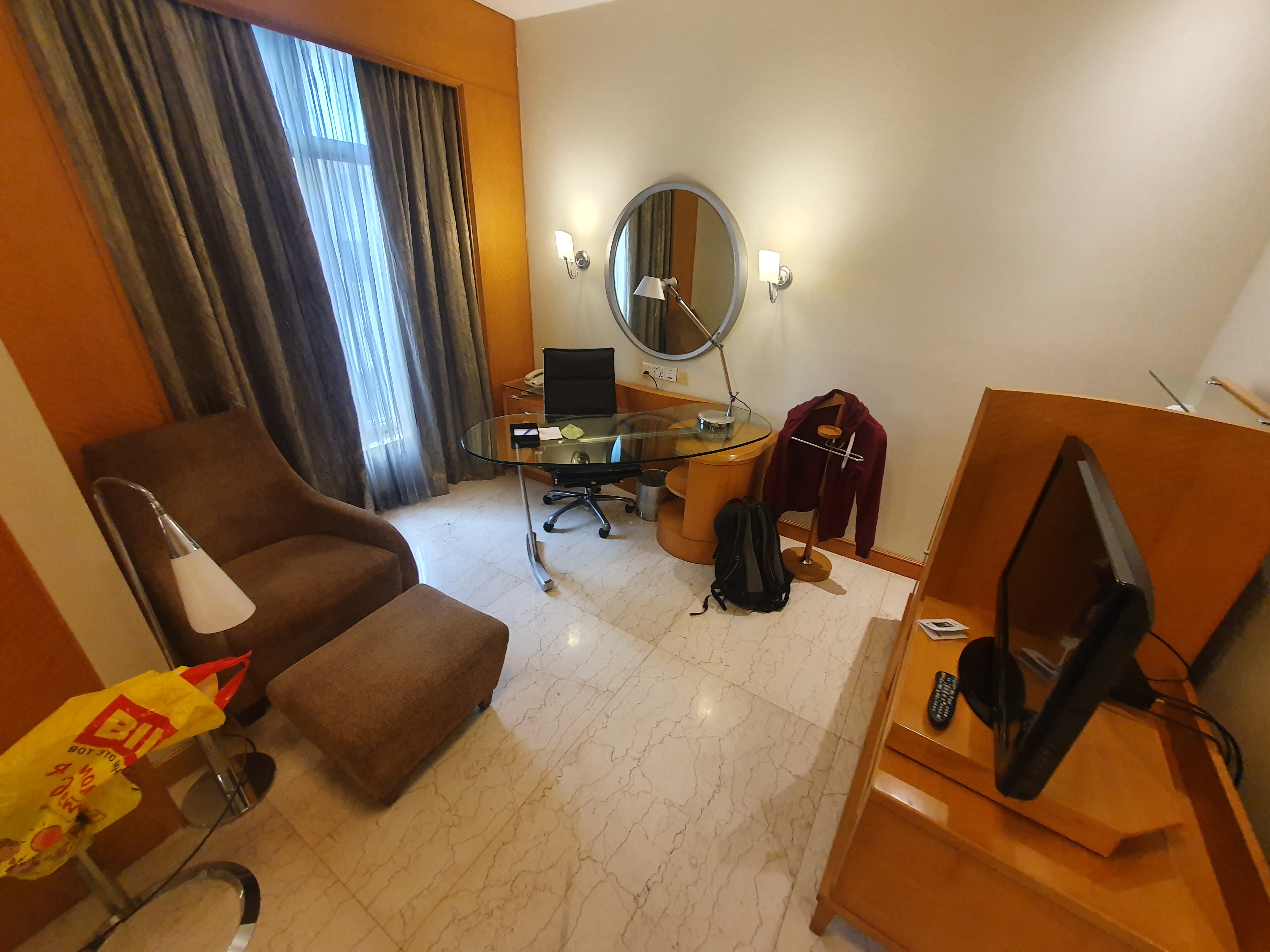 Фото Lakeshore Hotel & Apartments