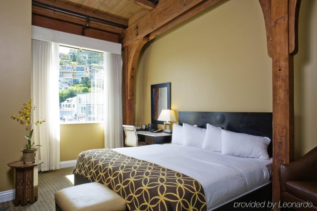 Фото Waters Edge Hotel