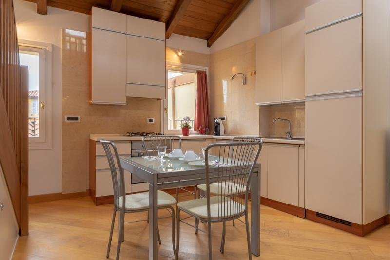 Фото Tra le Due Torri e Piazza Santo Stefano Apartment