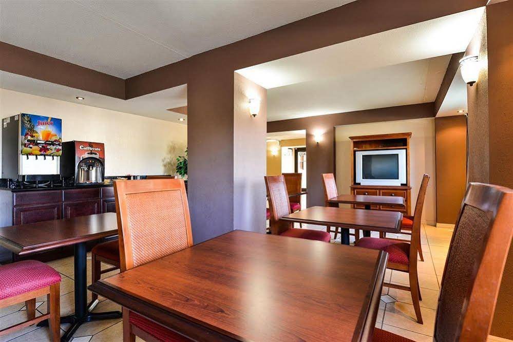 Фото Days Inn & Suites by Wyndham Tampa near Ybor City