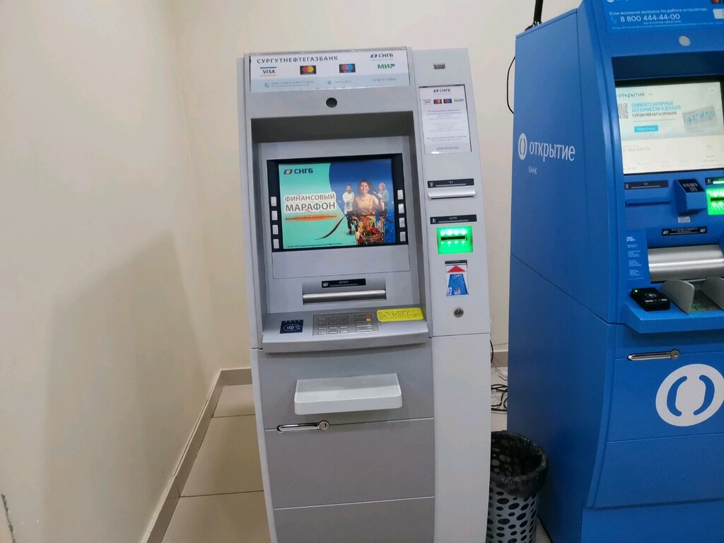 ATM'ler Surgutneftegazbank, bankomat, Surgut, foto