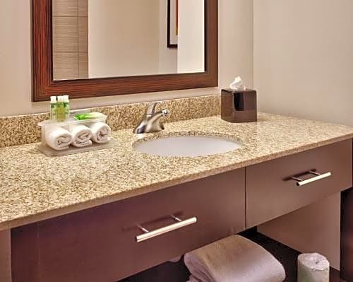 Фото Holiday Inn Express and Suites Overland Park, an Ihg Hotel