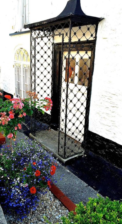 Фото The White Cottage B&b