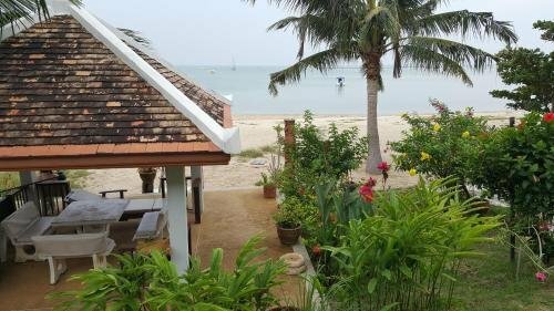 Гостиница Baan Sanom Beach Bungalow