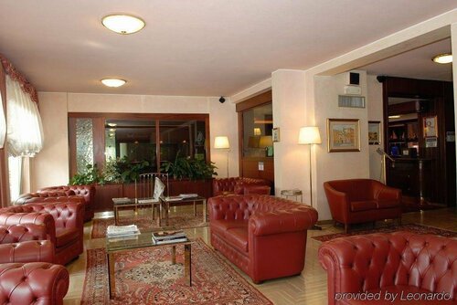 Внешний вид отеля Hotel Cristallo в Варацце, фото 2