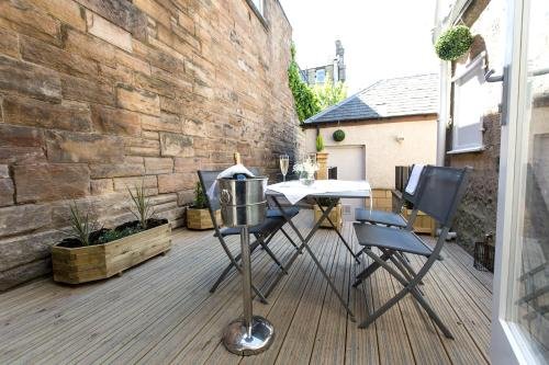 Фото The Lane Apartment