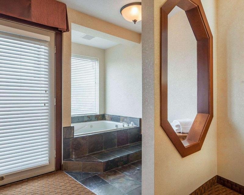 Фото Kathryn Riverfront Inn, Ascend Hotel Collection