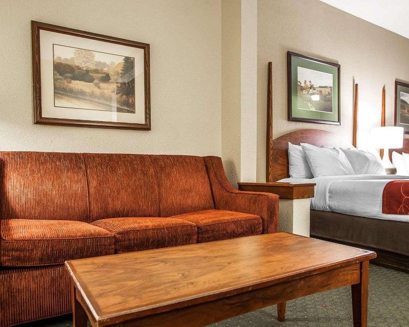 Фото Comfort Suites Milwaukee Airport