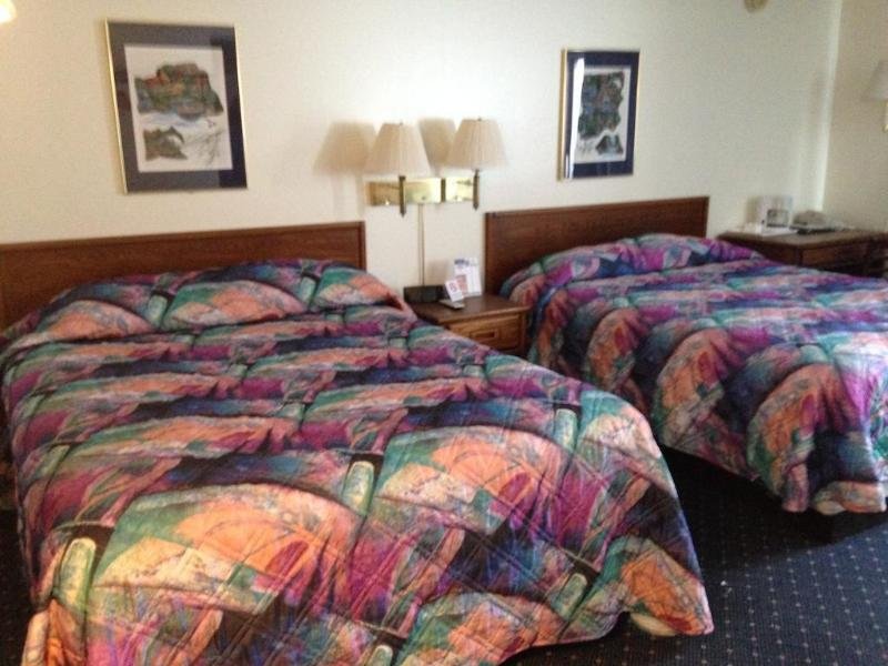 Фото Knights Inn Mackinaw City
