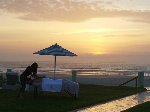 Гостиница The Salty Mermaid Oceanfront Hotel